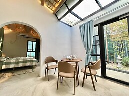 Serenity Courtyard Hotel