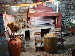 Tsampika s Traditional Stone Cottage in Siana