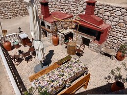 Tsampika s Traditional Stone Cottage in Siana