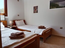 Tsampika s Traditional Stone Cottage in Siana