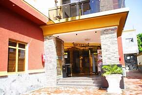 Apno Hotel and Suites
