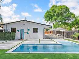 Sleek Modern Miami Getaway With Pool Oasis