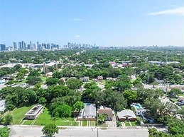 Sleek Modern Miami Getaway With Pool Oasis