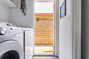 Peaceful Beach Oasis With Free Parking