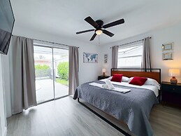 Tropical Villa King Bed Pool Top Location