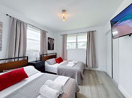 Tropical Villa King Bed Pool Top Location
