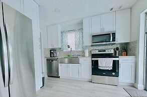 Tropical Villa King Bed Pool Top Location