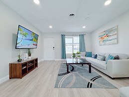 Tropical Villa King Bed Pool Top Location