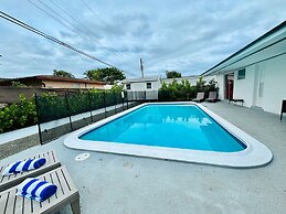 Tropical Villa King Bed Pool Top Location