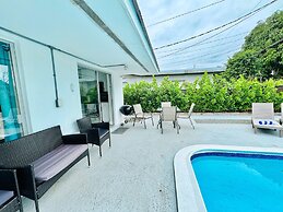 Tropical Villa King Bed Pool Top Location