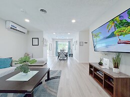 Tropical Villa King Bed Pool Top Location