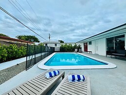 Tropical Villa King Bed Pool Top Location