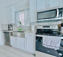 Tropical Villa King Bed Pool Top Location