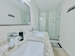 Tropical Villa King Bed Pool Top Location