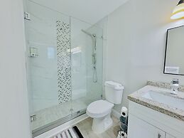 Tropical Villa King Bed Pool Top Location