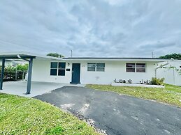 Tropical Villa King Bed Pool Top Location