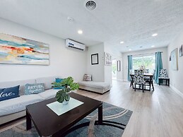 Tropical Villa King Bed Pool Top Location