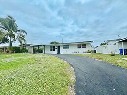 Tropical Villa King Bed Pool Top Location