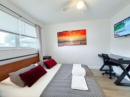 Tropical Villa King Bed Pool Top Location