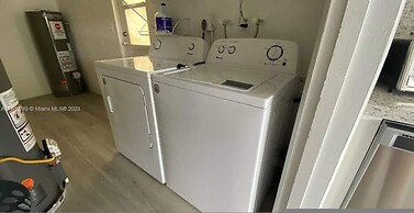 Tropical Villa King Bed Pool Top Location