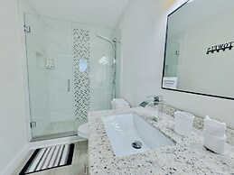 Tropical Villa King Bed Pool Top Location