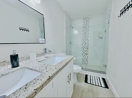 Tropical Villa King Bed Pool Top Location