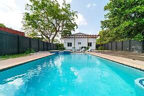 Charming Home With Pool Jacuzzi