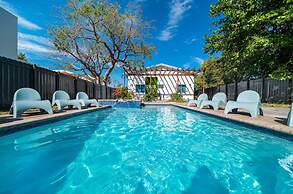 Charming Home With Pool Jacuzzi