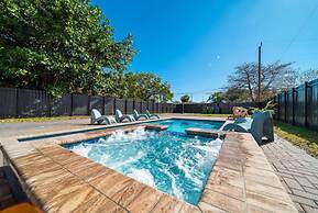 Charming Home With Pool Jacuzzi