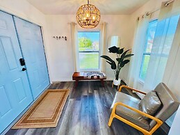 Stylish House w Hot Tub Close to Beach Stadium