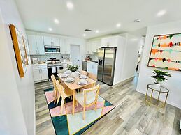 Stylish House w Hot Tub Close to Beach Stadium