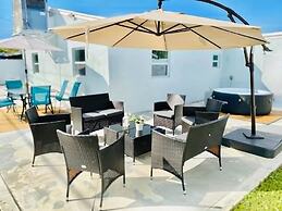 Stylish House w Hot Tub Close to Beach Stadium