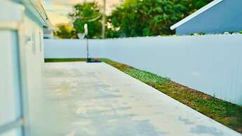 Stylish House w Hot Tub Close to Beach Stadium