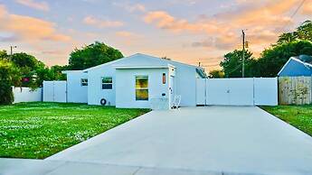 Stylish House w Hot Tub Close to Beach Stadium