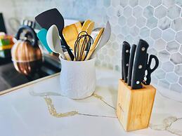 Stylish House w Hot Tub Close to Beach Stadium