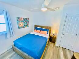 Stylish House w Hot Tub Close to Beach Stadium