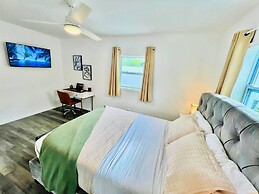 Stylish House w Hot Tub Close to Beach Stadium