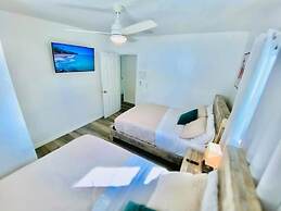 Stylish House w Hot Tub Close to Beach Stadium