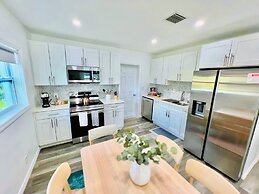Stylish House w Hot Tub Close to Beach Stadium