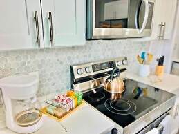 Stylish House w Hot Tub Close to Beach Stadium