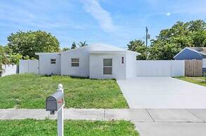 Stylish House w Hot Tub Close to Beach Stadium