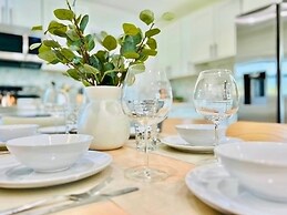 Stylish House w Hot Tub Close to Beach Stadium