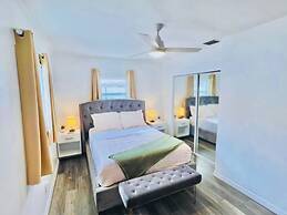 Stylish House w Hot Tub Close to Beach Stadium