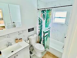 Stylish House w Hot Tub Close to Beach Stadium