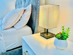 Stylish House w Hot Tub Close to Beach Stadium