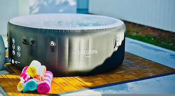 Stylish House w Hot Tub Close to Beach Stadium