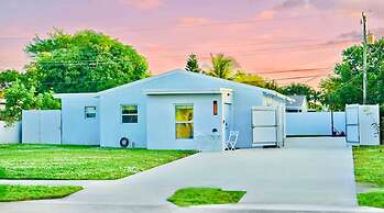 Stylish House w Hot Tub Close to Beach Stadium