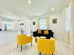 Modern 2-bedroom Retreat Near Beach Airport