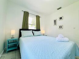 Modern 2-bedroom Retreat Near Beach Airport