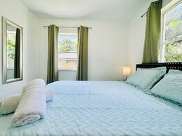 Modern 2-bedroom Retreat Near Beach Airport